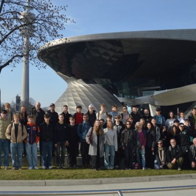 Foto der grüne Weg Europas K2 alle Teilnehmer vor BMW-Museum in München Foto der grüne Weg Europas K2 alle Teilnehmer vor BMW-Museum in München